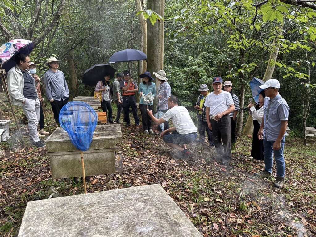 ▲學員參觀林下養蜂情形。(林業保育署南投分署提供)