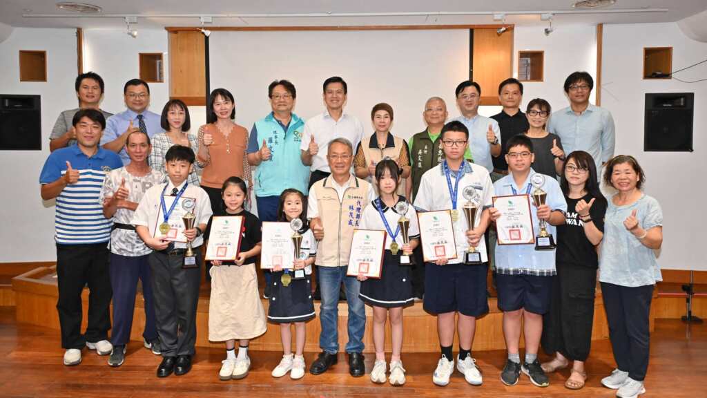 ▲宜蘭縣政府今日於縣府多媒體簡報室舉行「AIAMA 2025 珠算奧林匹克國際大賽」獲獎學生表揚典禮,由代理縣長林茂盛親自接見。