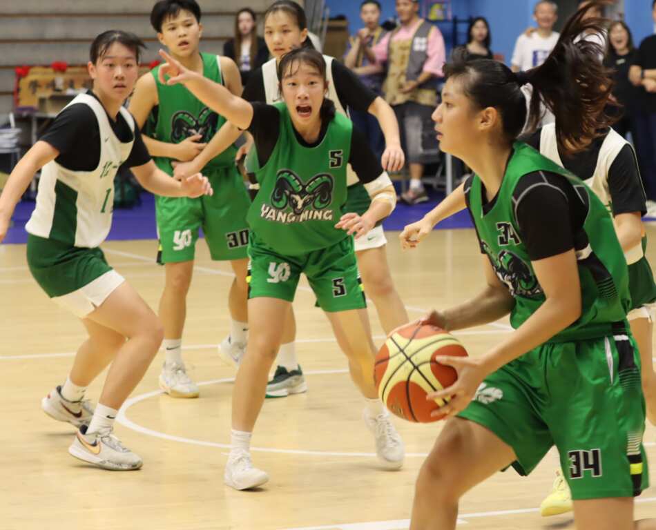 陽明高中(綠球衣)下半時翻盤領先23分,差點擊敗北一女中。 (魏冠中攝影)