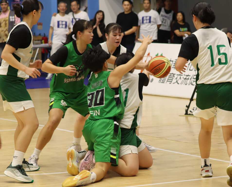 北一女和陽明高中的大綠小綠激戰，最。中是北一女險勝 (魏冠中攝影)