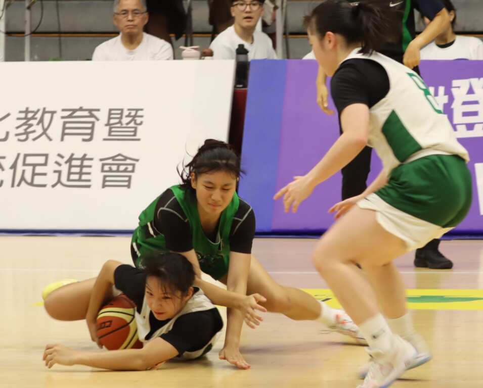 157公分的彭郁榛奮力救球，扮演北一女獲勝第一功臣。 (魏冠中攝影) 