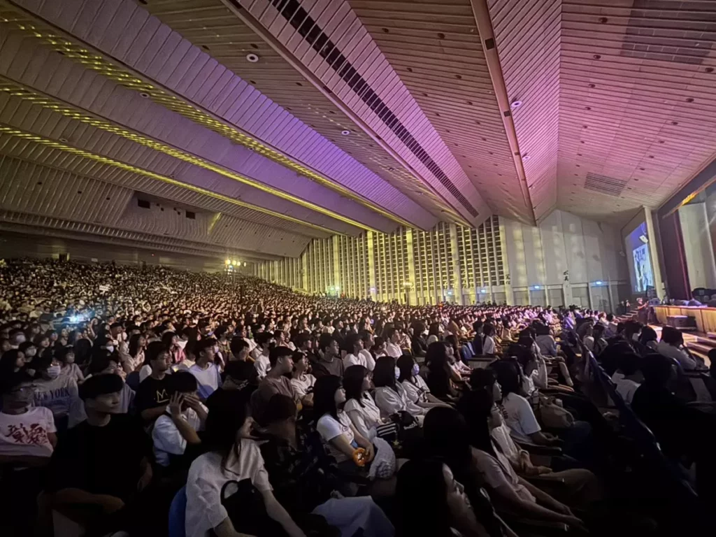 東海大學新生入門晚會3000多人爆棚,宛如演唱會。(圖/東海大學提供)