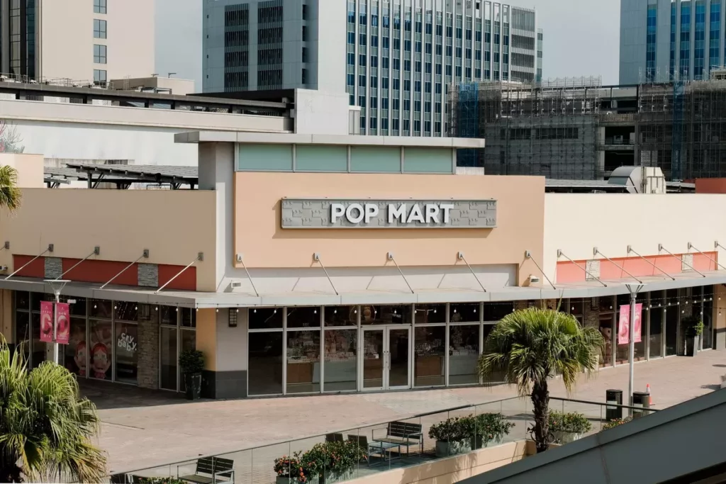 POP MART桃園華泰店今日正式開幕,占地120坪成為全台最大商場門市。