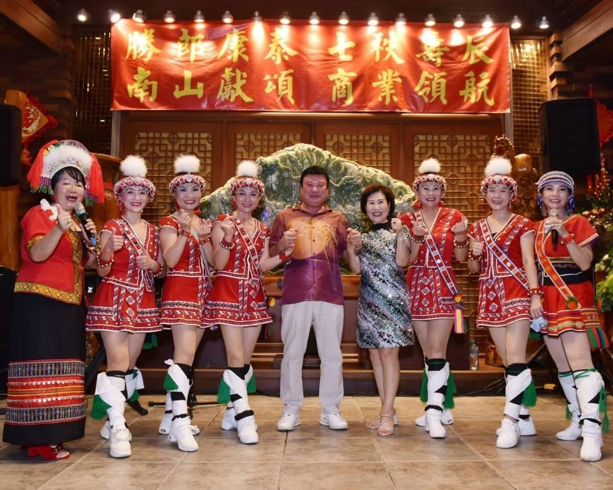 適逢施勝郎七十歲壽誕,於鯉魚潭聖龍山莊設宴款待,與地方仕紳同歡,展現商界與花蓮的深厚情誼。(圖/台灣省商業總會提供)