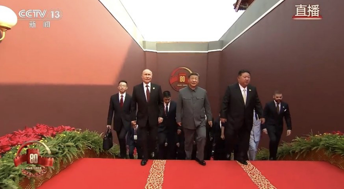 ▲中俄朝三巨頭走上閱兵大典畫面。