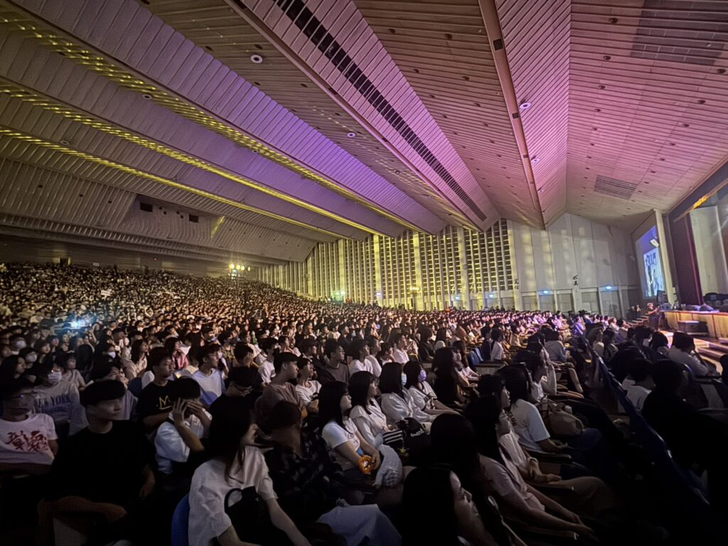東海大學3000「新生入門」 張國恩率「TEAM」與新鮮人共享青春與榮耀 3 %E5%9C%96%E8%AA%AA%E4%B8%80%EF%BC%8C%E6%9D%B1%E6%B5%B7%E5%A4%A7%E5%AD%B8%E6%96%B0%E7%94%9F%E6%99%9A%E6%9C%833000%E5%A4%9A%E4%BA%BA%E7%88%86%E6%A3%9A%EF%BC%8C%E5%AE%9B%E5%A6%82%E6%BC%94%E5%94%B1%E6%9C%83%E3%80%82
