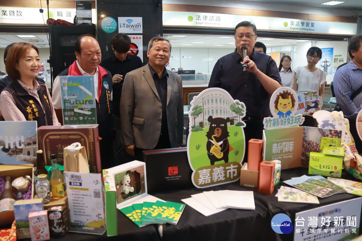 縣市代表介紹好康歡迎遊客參與。(記者扶小萍攝)