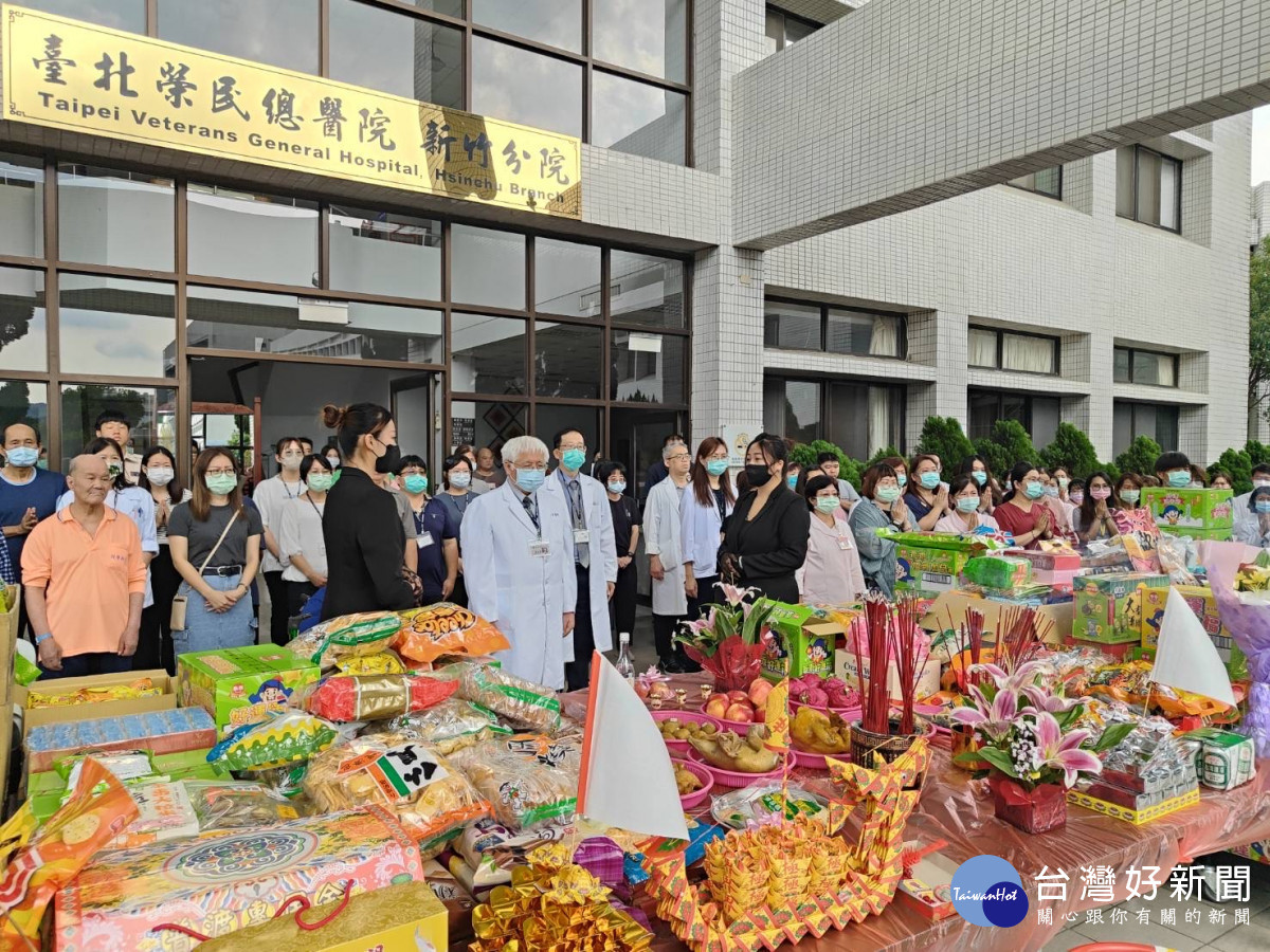 臺北榮總新竹分院陳曾基院長率領各級主管及員工同仁祭拜。