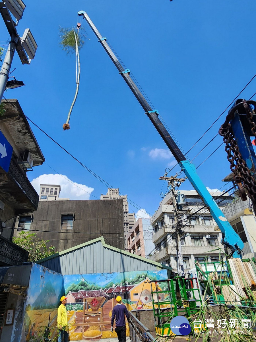 八德三元宮依古禮求取普渡燈篙,並在廟前廣場完成豎立燈篙。<br /><br />