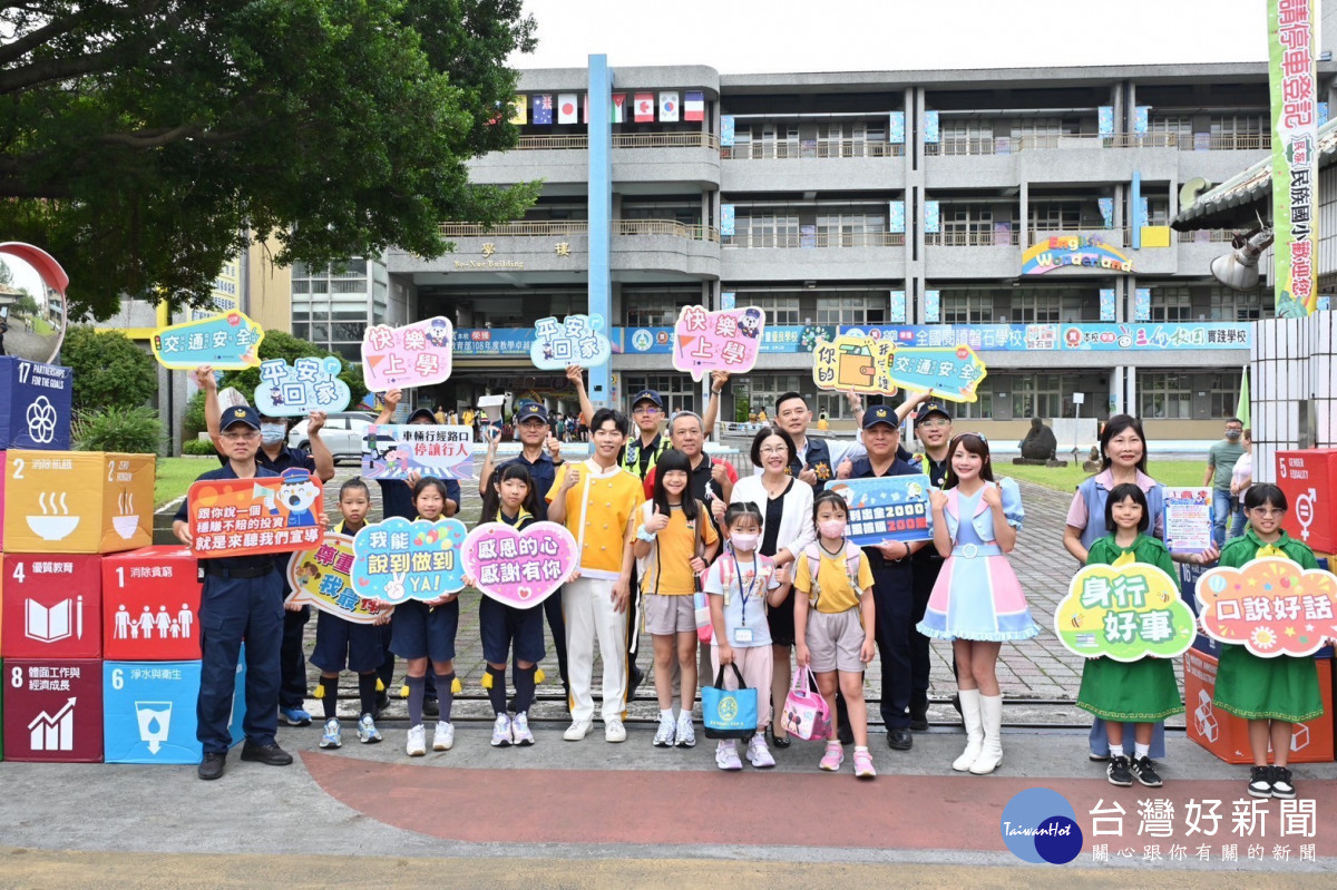 嘉義市政府警察局自9月1日至9月5日開學週期間,於全市20所國民小學校門口,展開一系列的交通安全宣導活動/警方提供