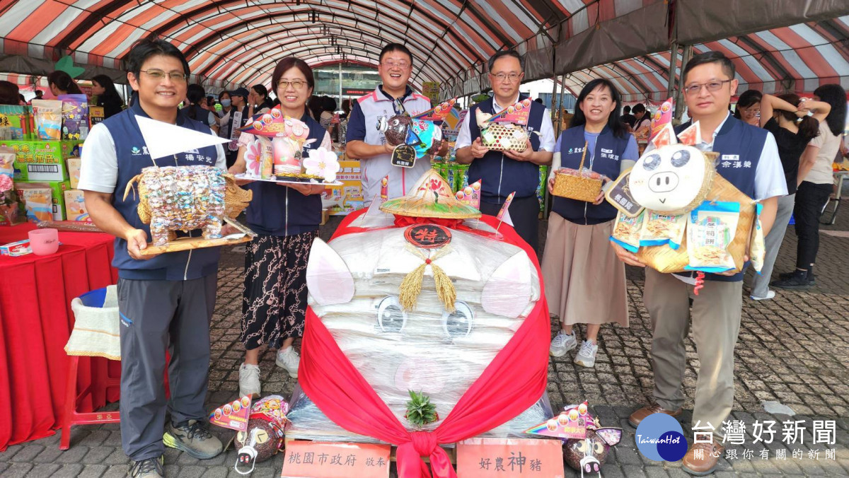 桃園市府舉辦中元普渡典禮，農業局以1000台斤在地好米堆疊而成的「好農神豬」吸睛登場，展現環保與創意。
