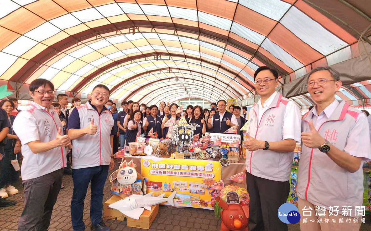 桃園市府舉辦中元普渡典禮,農業局以1000台斤在地好米堆疊而成的「好農神豬」吸睛登場,展現環保與創意。
