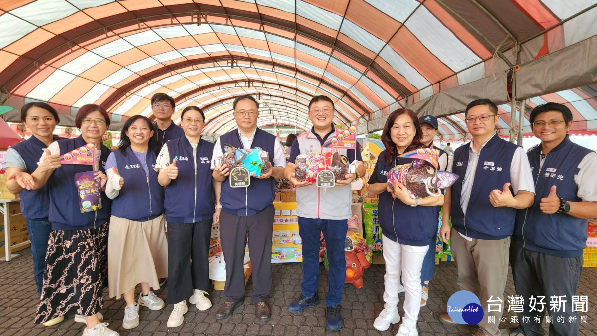 桃園市府舉辦中元普渡典禮,農業局以1000台斤在地好米堆疊而成的「好農神豬」吸睛登場,展現環保與創意。
