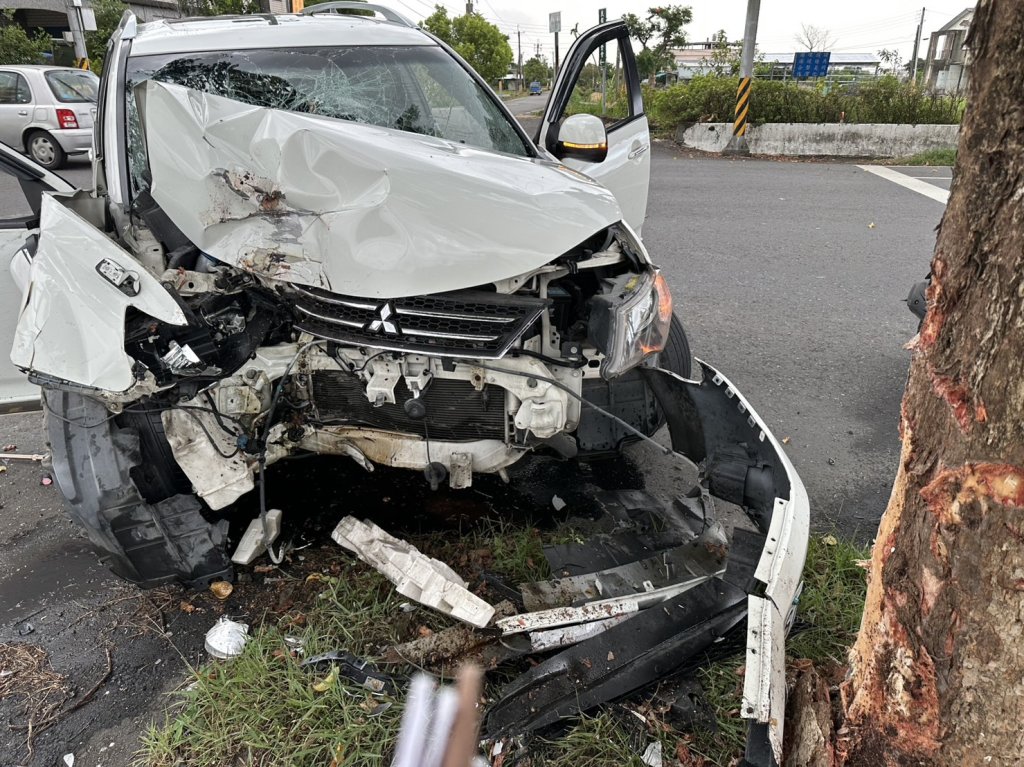 碰!宜蘭三星74歲翁自撞路樹-車頭毀、氣囊爆開送醫不治