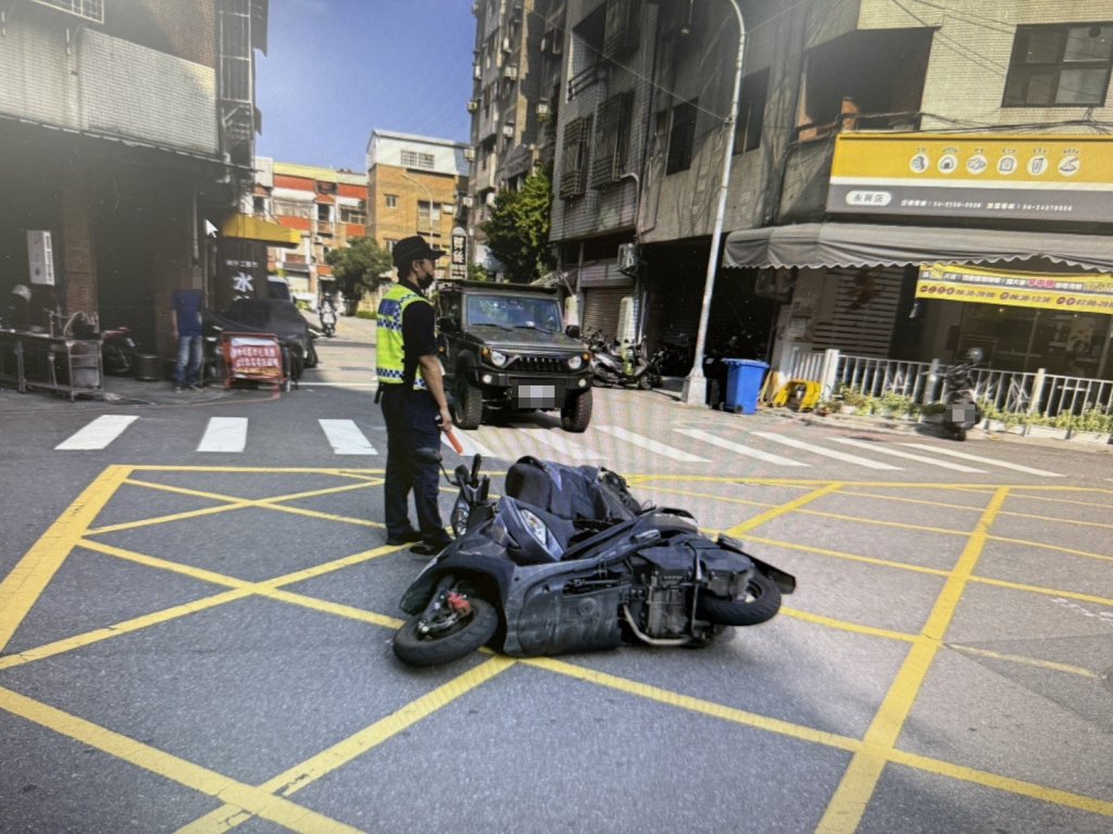 你不讓我也不讓!-台中無號誌路口雙機車未停讓撞在一塊