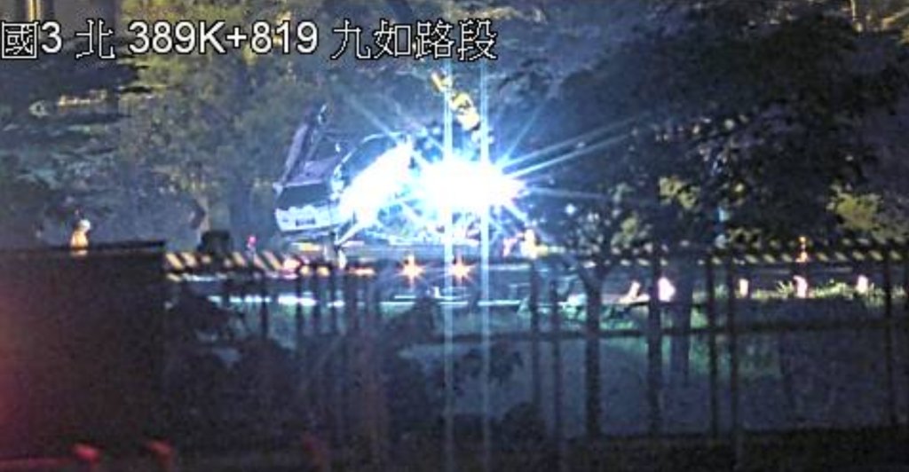 快訊/國3九如交流道嚴重車禍!自小客自撞護欄…1人噴飛車外亡 封閉出口匝道
