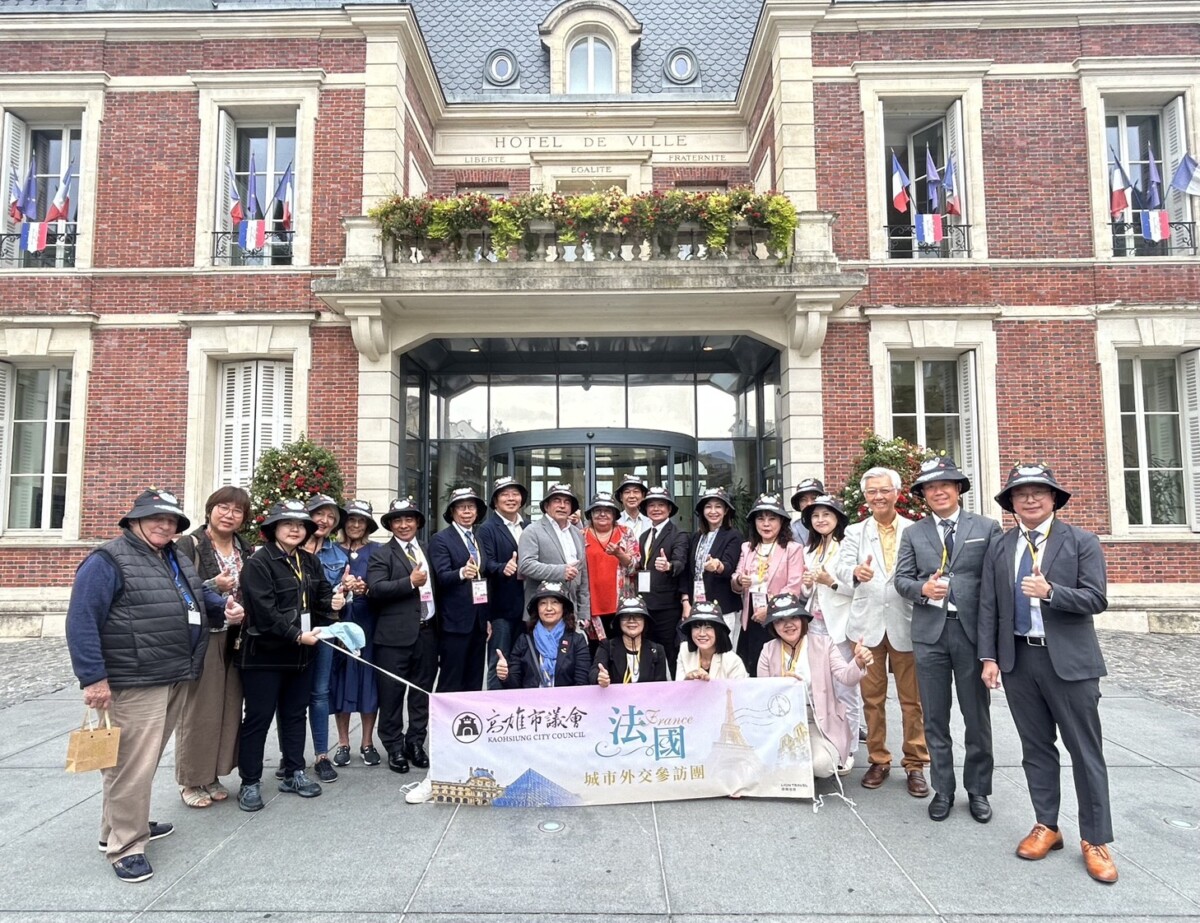 ▲曾俊𠎀率跨黨派計1 6位議員前往法國進行城市交流與文化教育參訪,(記者 李堂安 翻攝)