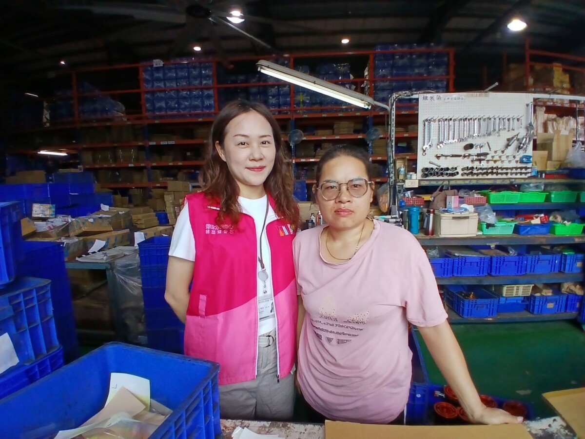 來自泰國的新住民阿佩（化名），在朴子就業中心水上就業服務台的陪伴與協助下，找到第一份正職工作，不僅能分擔家庭經濟壓力，更建立自信。（圖/朴子就業中心提供）