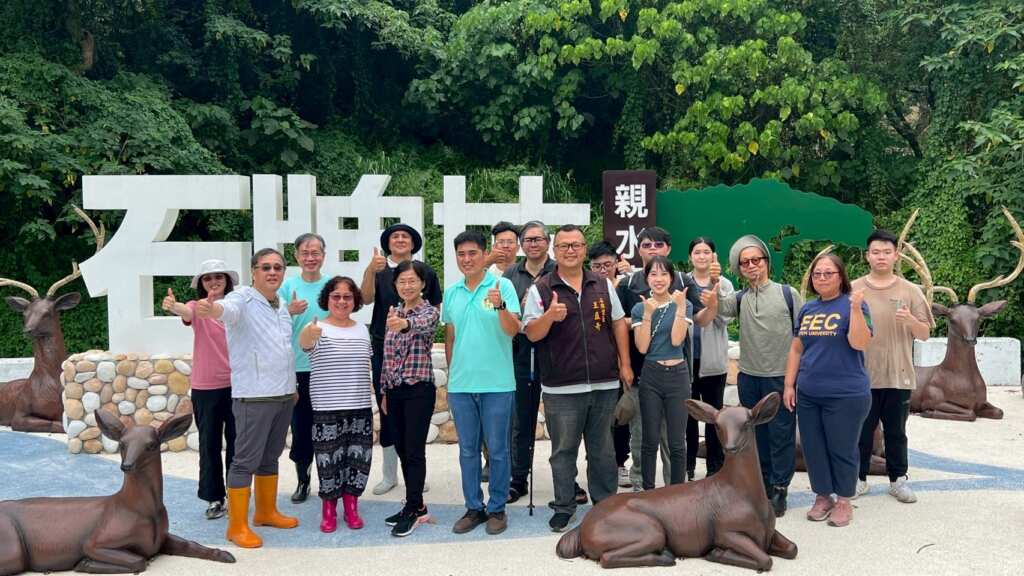 ▲大葉大學前進石牌社區,與居民一起外來種大花曼陀羅移除行動。(記者林明佑翻攝)