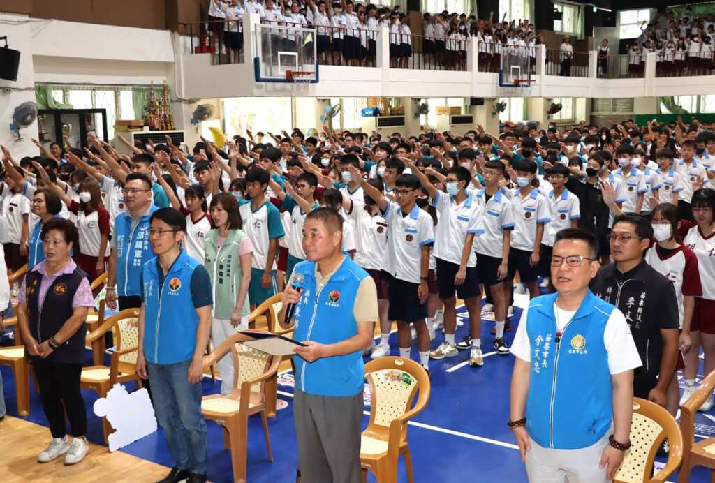 ▲苗栗縣長鍾東錦帶領師生宣誓反毒、反黑、反霸凌、反詐騙、防制網路性別暴力,並矢志營造友善校園。