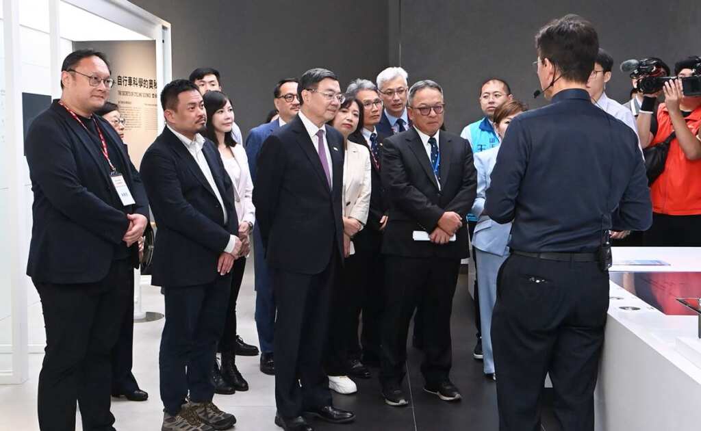 ▲行政院長卓榮泰今日前往臺中市參訪巨大公司，並與自行車業者交流座談，傾聽自行車業者心聲。（記者張玉泰攝）