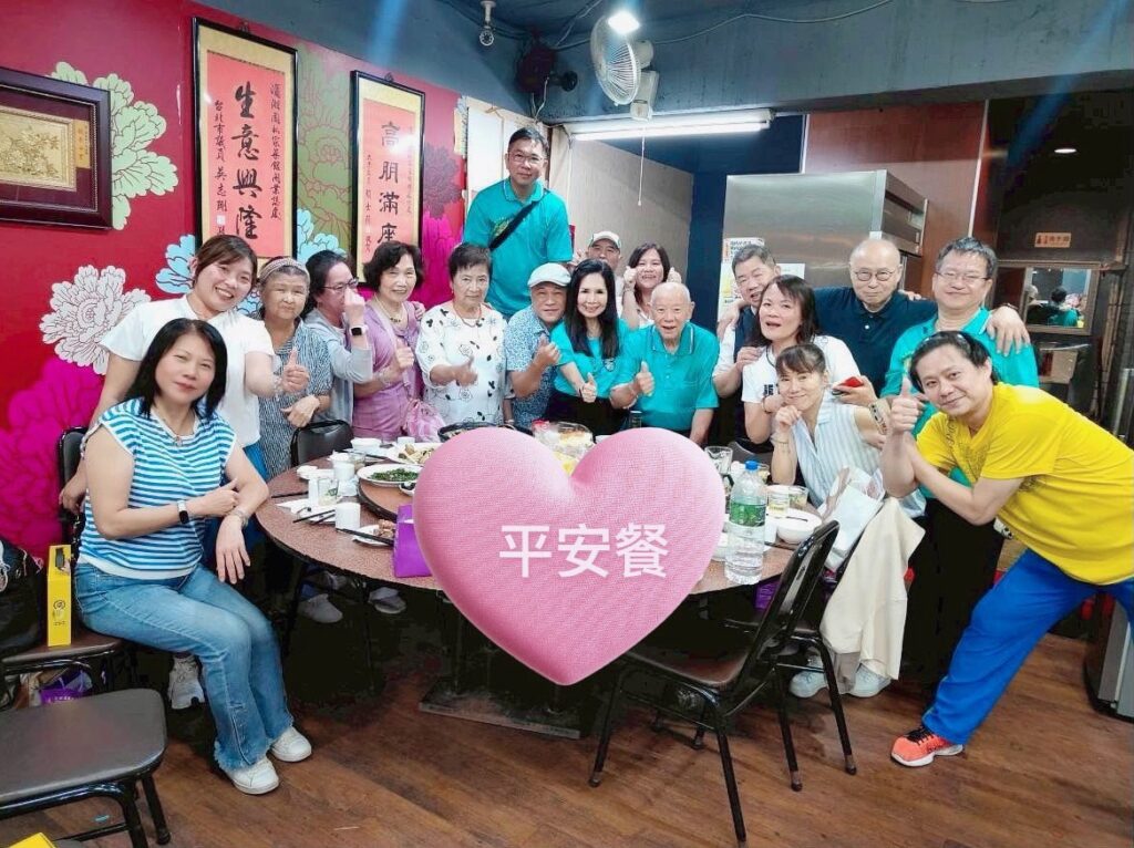 盧宜鈴老師特別安排志工團隊共享「平安餐」。(圖/亞太急難關懷救助協會提供)