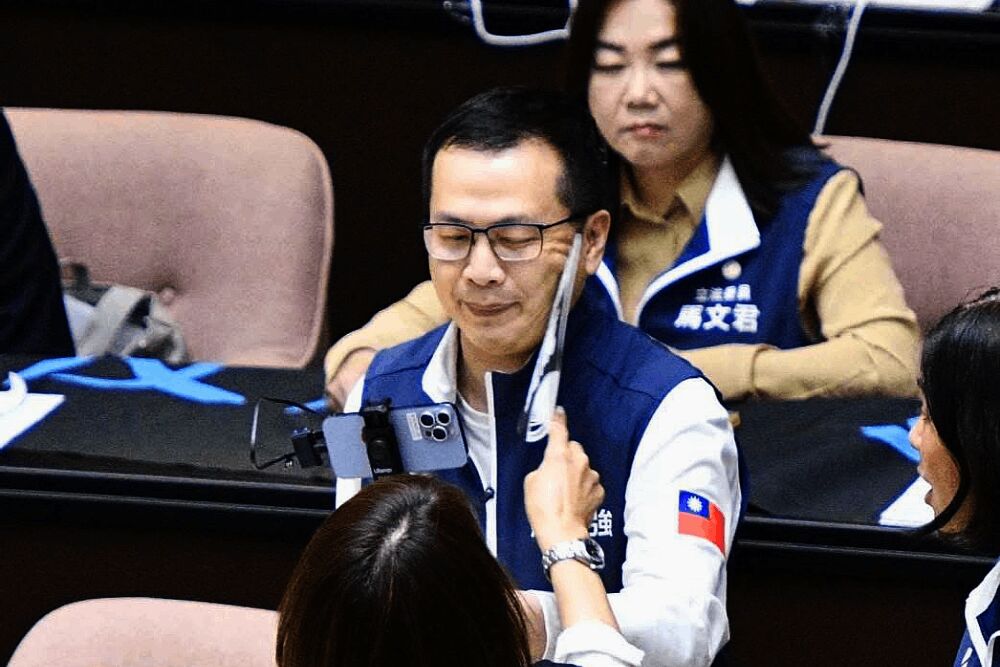邱議瑩打藍委耳光遭訴 何元楷指情緒控管有問題不適任首長 194 照片來源:羅智強臉書