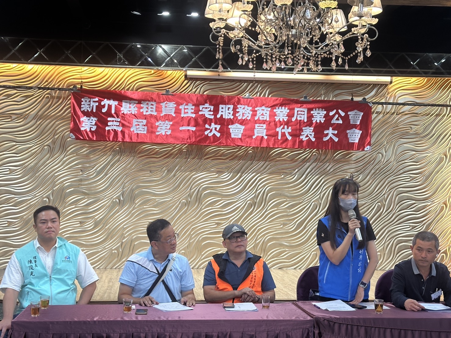 新竹縣租賃住宅服務商業同業公會第三屆第一次會員代表大會隆重舉行,社會處派員到場指導,現場氣氛熱烈。(圖/記者張家燁拍攝)