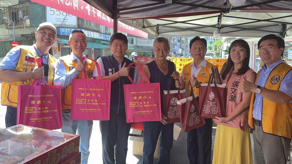 台北市議員張文潔(右二)中元普渡廣結善緣、松山區長鄭朝元(左三)。(圖/台北市議員張文潔提供)