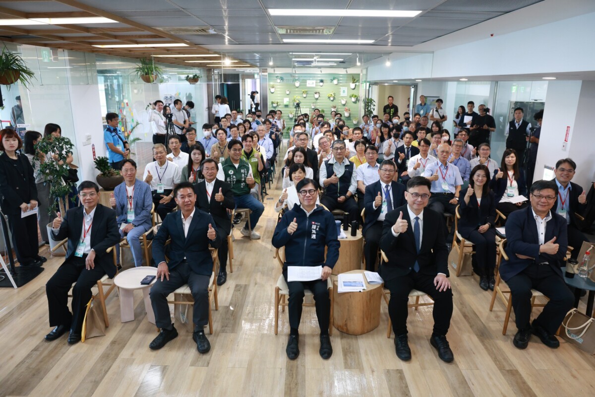 ▲市府舉辦「能源高雄:邁向淨零的關鍵引擎」公共講堂,陳其邁市長以「淨零路上,高雄的城市戰略」為題,分享高雄從工業重鎮轉型為智慧永續城市的實踐過程,並邀集台電、中油、中鋼及台積電等四大產業代表,分享自身能源轉型藍圖與綠色製造大合影。