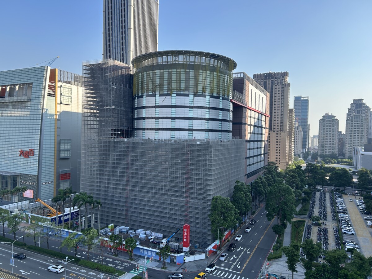▲新光三越中港店8月26日外觀照。(記者廖美雅翻攝)