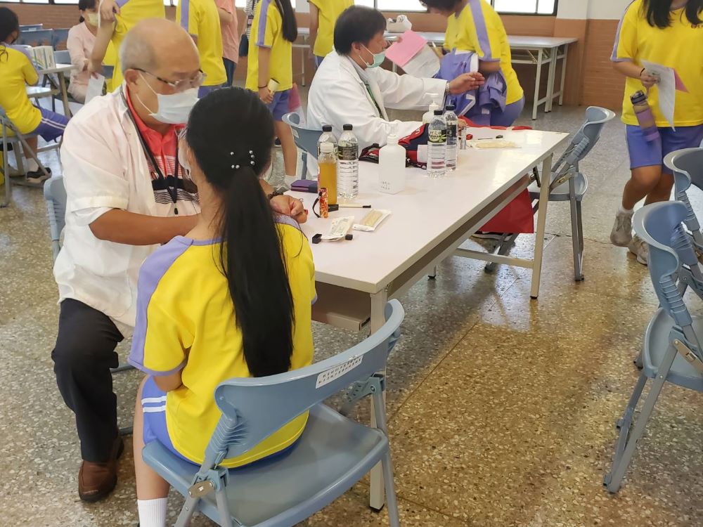 《圖說》，完成全程接種，不僅能有效降低罹癌風險，更能同時守護自己與親友的健康。〈衛生局提供〉
