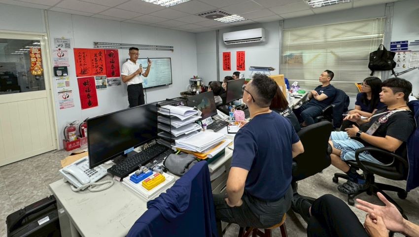 辦理小額採購嗯免驚 新北消專業職能講解 3 《圖說》新北消政風室主任林三龍課堂中介紹「公益揭弊者保護法」。〈消防局提供〉