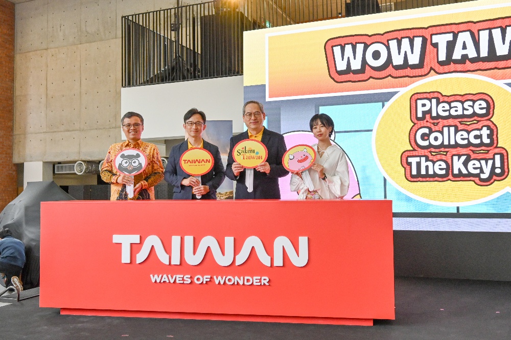 潮怪出沒!OhBear 攜手Monkiddo 帶你 WOW 台灣 200 輛電召車與雙層巴士攻佔大馬街頭! 1 ▲此次邀请在地插畫家Jayee(右)合作,左起為台灣觀光署駐吉隆坡辦事處主任周士弼、台灣觀光署國際組組長黄易成、台灣觀光署駐吉隆坡辦事處公使卜正珉。(圖/業者提供)