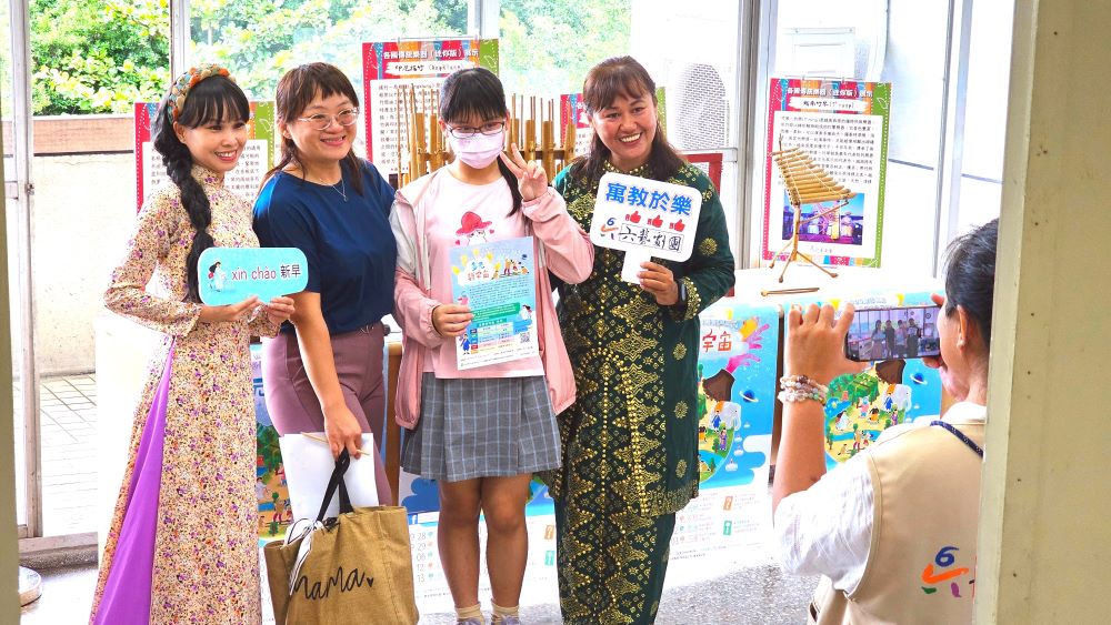 新北移工多元文化戲劇《紅心女王的心願之旅》10場巡演 2 《圖說》民眾開心與移工、新住民合照。〈勞工局提供〉