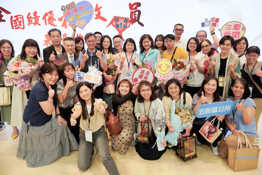 全國績優社政人員 新北8位基層同仁獲殊榮 2 《圖說》新北市多位區長到場為獲獎同仁加油鼓勵。〈社會局提供〉