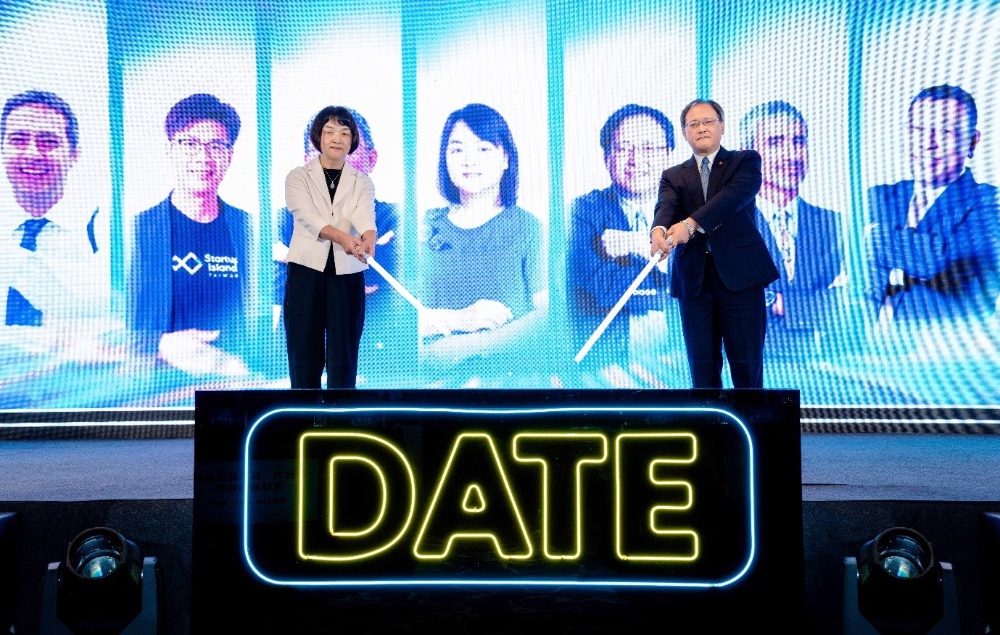 第11屆DATE SUMMIT聚焦全球佈局與數位賦能 7國18位講師 共探未來商業新契機 1 ▲經濟部國際貿易署黃瀞萱主任秘書(圖左)及中華民國對外貿易發展協會王熙蒙秘書長(圖右)手舉光劍點亮DATE,象徵其引領數位未來、開創嶄新局面。