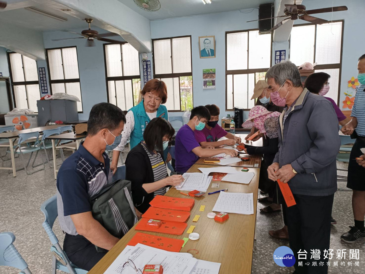 嘉義縣發送重陽敬老禮金。（資料照／嘉義縣府提供）