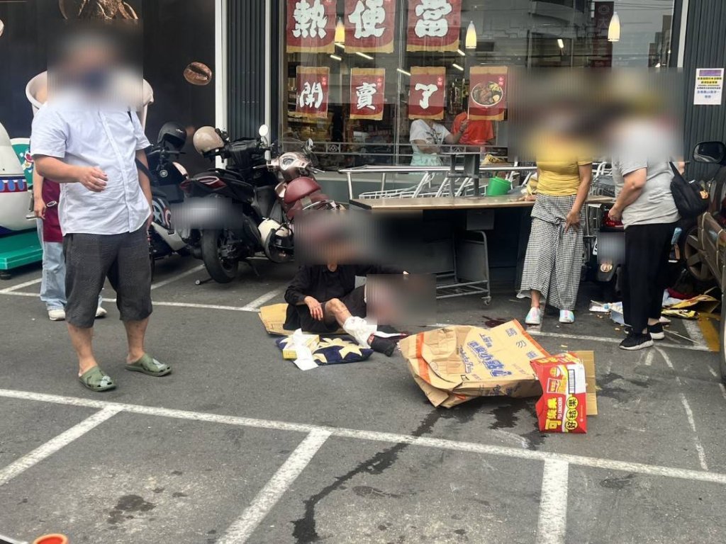 鳳山自小客車停車不慎 撞傷兩女波及四機車