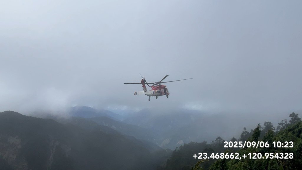 登玉山攻頂下山途中摔傷 南投縣消防局空勤直升機合力救援