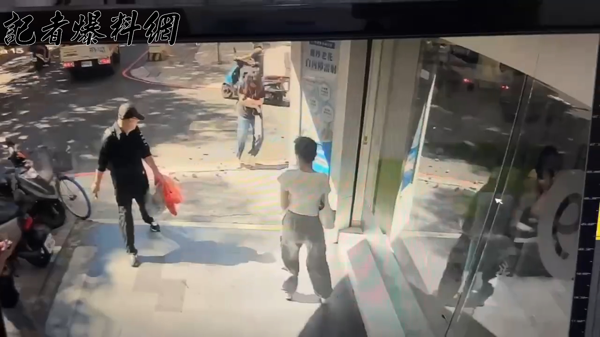 新北市永和區永和路二段,今(6)日上午9時許傳出磁磚掉落事件,險些砸中當時路過行人。