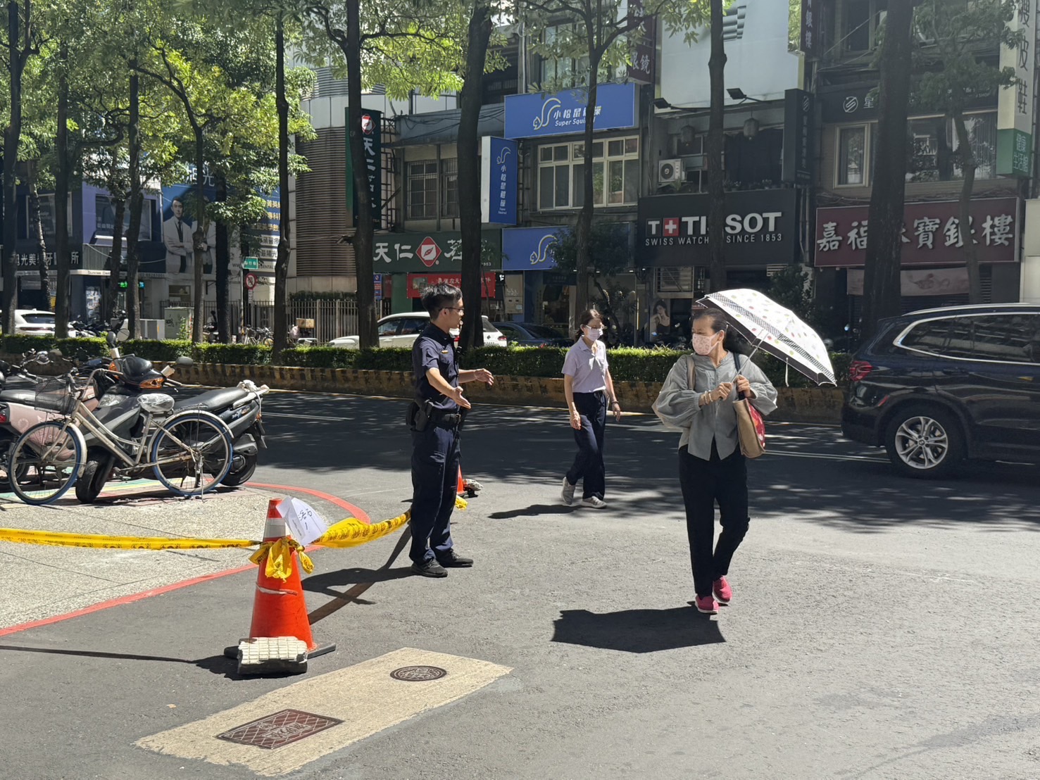 警方獲報後到場拉起封鎖線,並通報相關單位協助處理。