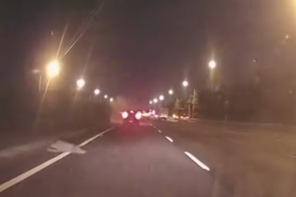 國道小貨車爆胎撞護欄 駕駛多處受傷送醫