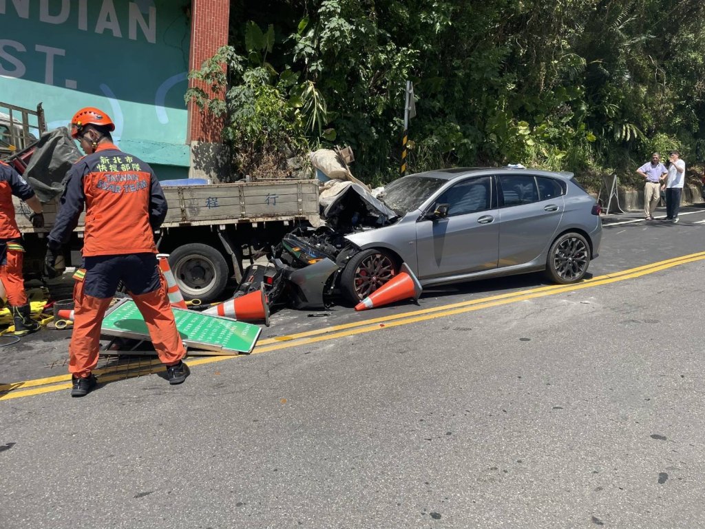 新店水利工程車遭撞釀3傷　肇事bmw疑下坡車速過快失控闖禍