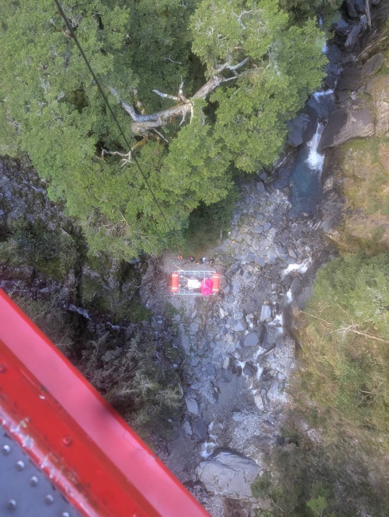 攀中央尖山墜溪受傷 花蓮空勤總隊直升機吊掛救援