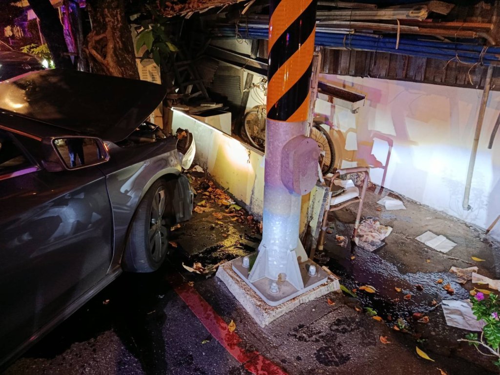 花蓮男女吵架男子拒讓女友上車加速駛離 遭警追捕失控撞路樹受傷酒測值超標