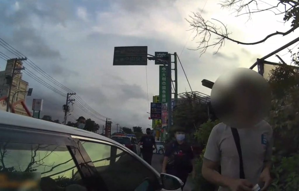 高雄覺民路糾紛驚魂 男子車內大喊救命引民眾緊張