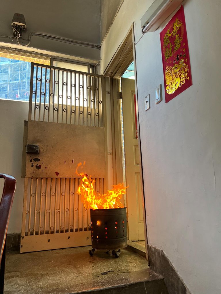 樓梯間驚見燒金紙 住戶憂釀火災:再有下次絕對報警