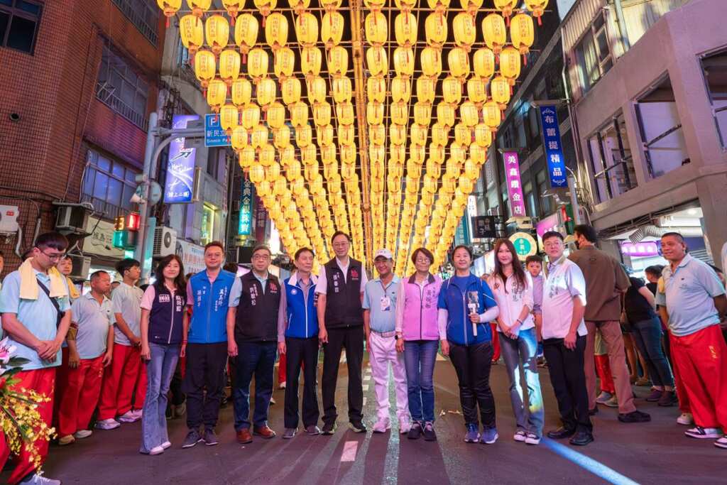 ▲桃園市長張善政與水燈排車合影。