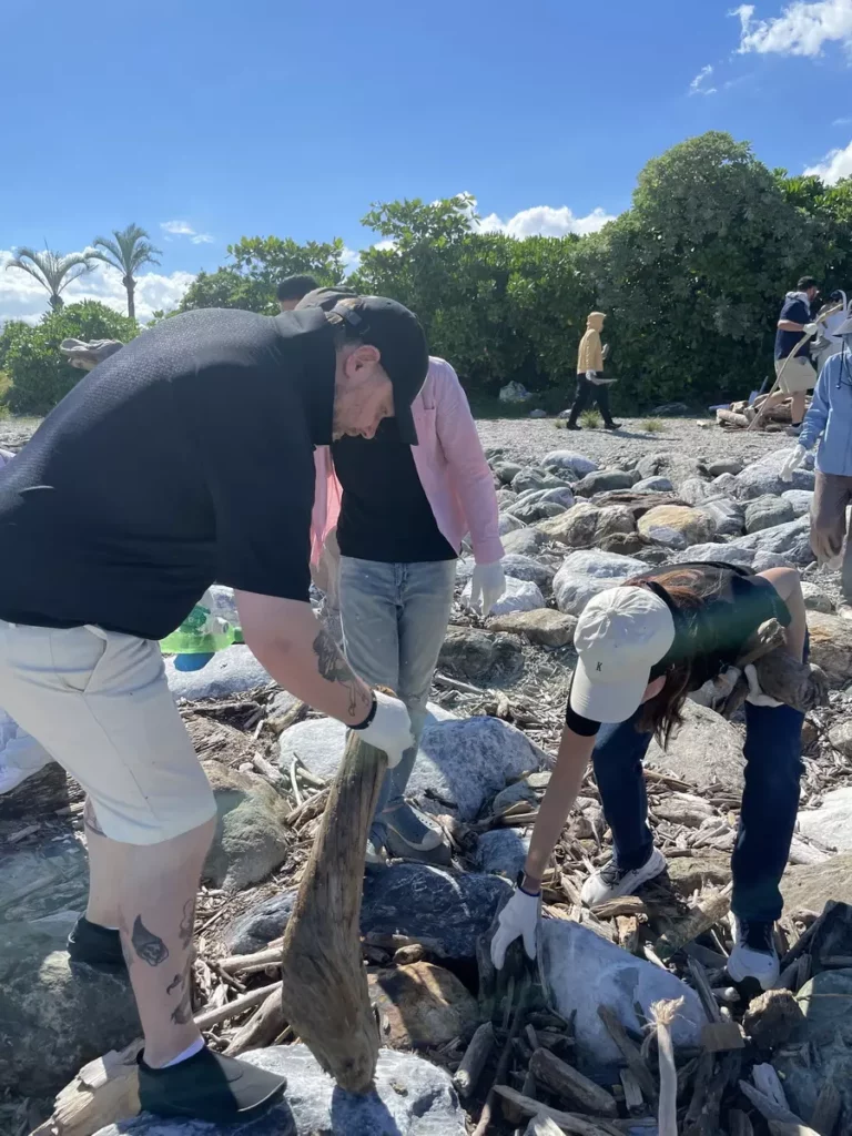 海灘撿拾漂流木與垃圾